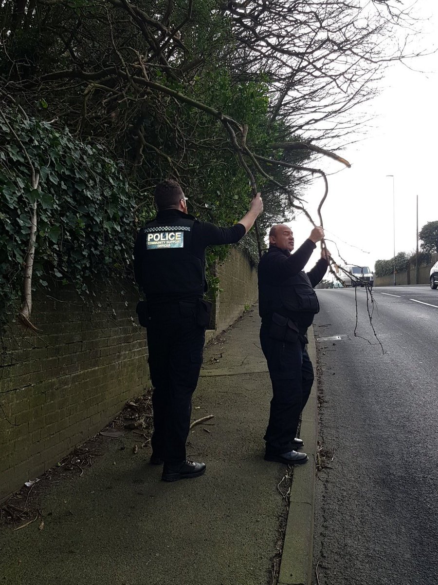 PCSOScott's tweet photo. @Hastings_police PCSO 27412 &amp; 36418 making A259 safe..... all in a day's work! https://t.co/1H4nr4XLBS