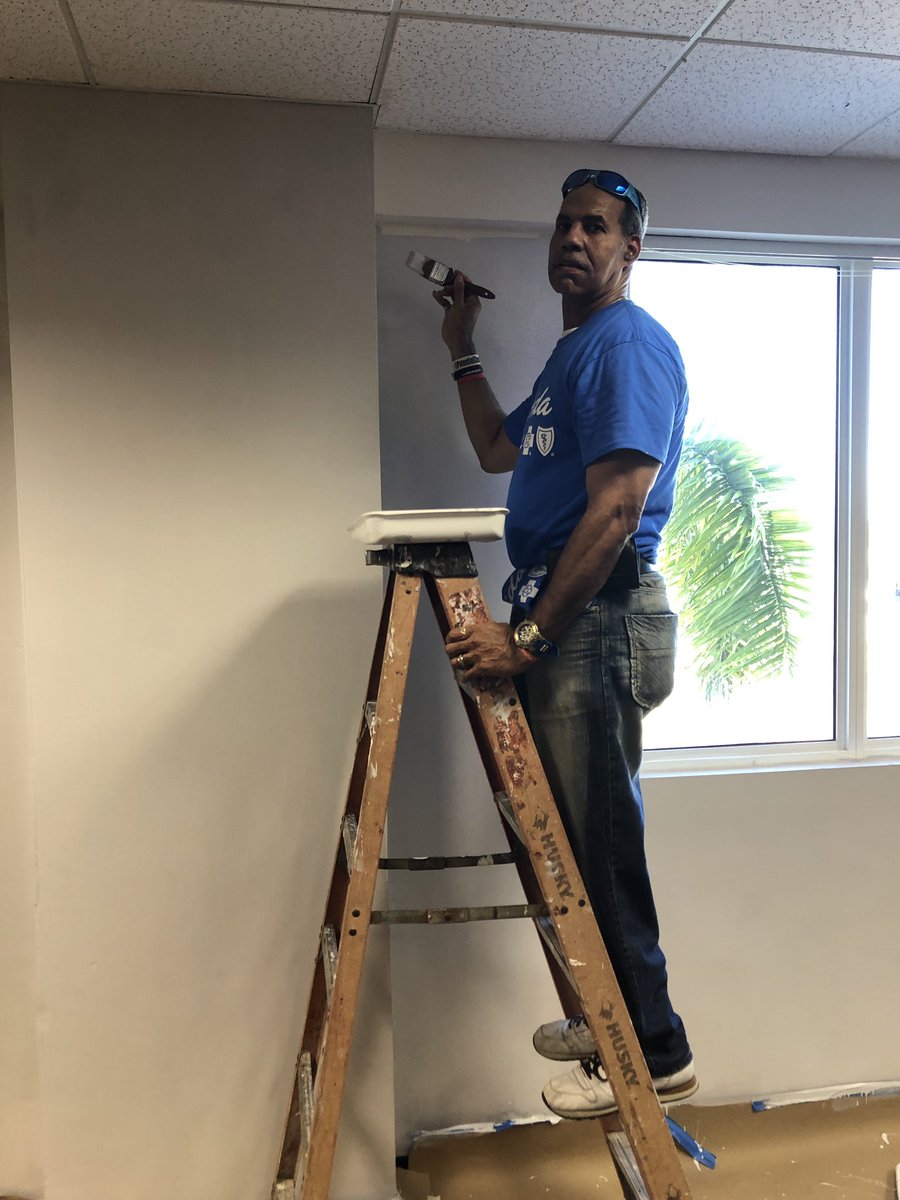 dgbartel's tweet photo. #BrushingUp on our painting skills at the @OLCDC. Building a #BetterMiami and @Opalocka_FL, the @FLBlue @UnitedWayMiami #DayOfCaring #volunteers are painting, gardening and cleaning to #BeTheDifference. #MyKindOfBlueFL https://t.co/bKno023c0g