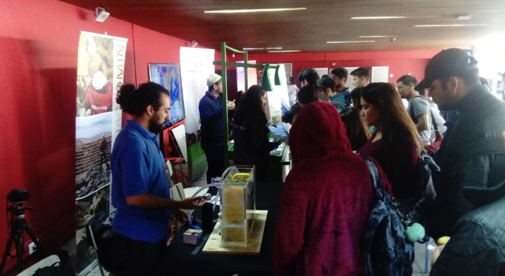 sernageomincl's tweet photo. DÍA MUNDIAL DEL AGUA! @Sernageomin participa en la feria #SinDejarANadieAtrás, organizada por @inacapssur y @CONAPHI_Chile. El Servicio presenta una maqueta experimental que muestra el comportamiento de acuíferos y el transporte de contaminantes a través de las aguas subterráneas https://t.co/1JjWfCYjKQ