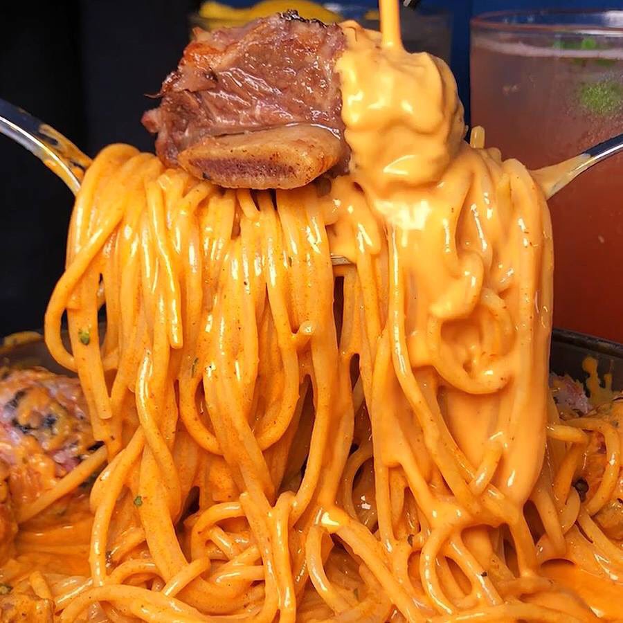 stitch_pololo's tweet photo. มากิน"매운갈비크림파스타"พาสต้าครีมซี่โครง🥘🧀🍝น่ากินมากกกกก ให้เยอะแบบจัดหนักจัดเต็มที่ร้าน"바비레드"(BOBIRED) ที่ร้านนี้มีข้าวเปล่าให้ทานฟรีแบบไม่อั้นใครทานเส้นหมดเอาข้าวมาคลุกกับซอสได้เลย มันต้องดีมว๊ากกกกกกแน่ๆ ร้านเปิด11.30-22.00 https://t.co/s6SqoTQZcA