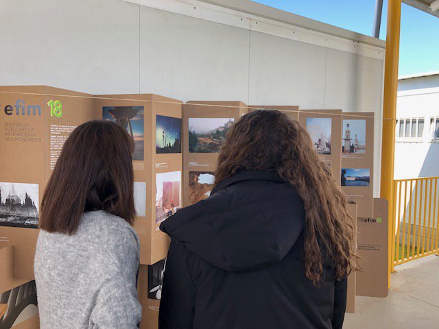 patrimonigencat's tweet photo. Avui @Josepjmrueda, director de l'#ACPC, ha visitat l’exposició de fotografies guardonades en l’edició 2018 de l’EFIM a l’Institut Les Vinyes de Cubelles. La mostra itinerarà per diversos centres educatius. Vols inscriure't a l'edició de 2019? 👉 https://t.co/b4OpmO7oRT #EFIM19 https://t.co/i8fromeMdQ