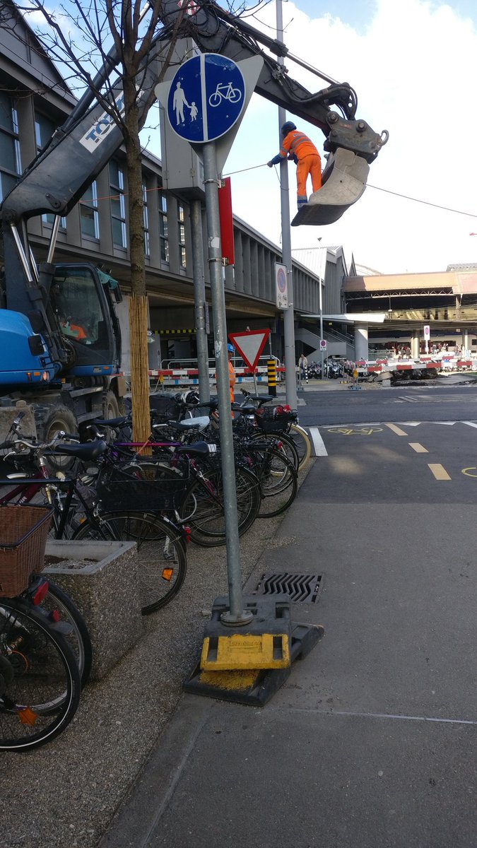 Do lauft mer mol am bahnhof vo de <a href="/sbbnews/">SBB Medienstelle</a> en lang. Dörf me das so mache <a href="/SuvaSchweiz/">Suva</a>? #Basel