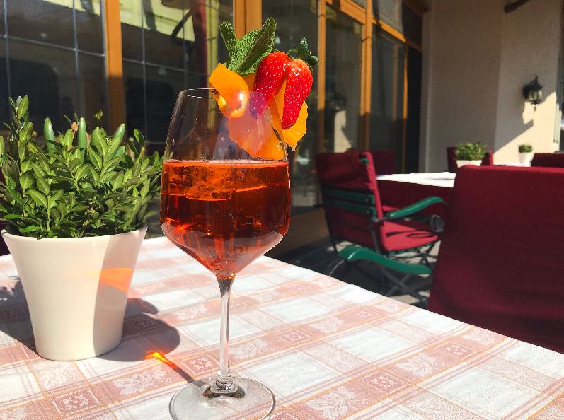 Genießen Sie nach einem atemberaubenden Sonnen-Skilauf einen Aperol und die Frühlingssonne auf unserer Sonnenterrasse.  🥰🍹
#Austria #Tirol #Innsbruck #Zillertal #ZellamZiller #Ferienhotel #Sonnenhof #Ferien #Urlaub #Sonne #Winter #Schnee #Skifahren #Aperol  #Energie #Relaxing