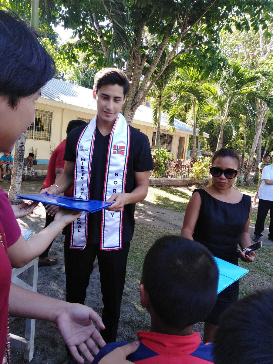 MathThenNo's tweet photo. College of Teacher Education with Mr. International Norway Matthias ❤️ at Dicayas Elementary School, Dicayas, Dipolog City. Later natong solo namo duha charks #OutreachProgram #SVCI https://t.co/xBCadNY8Xh