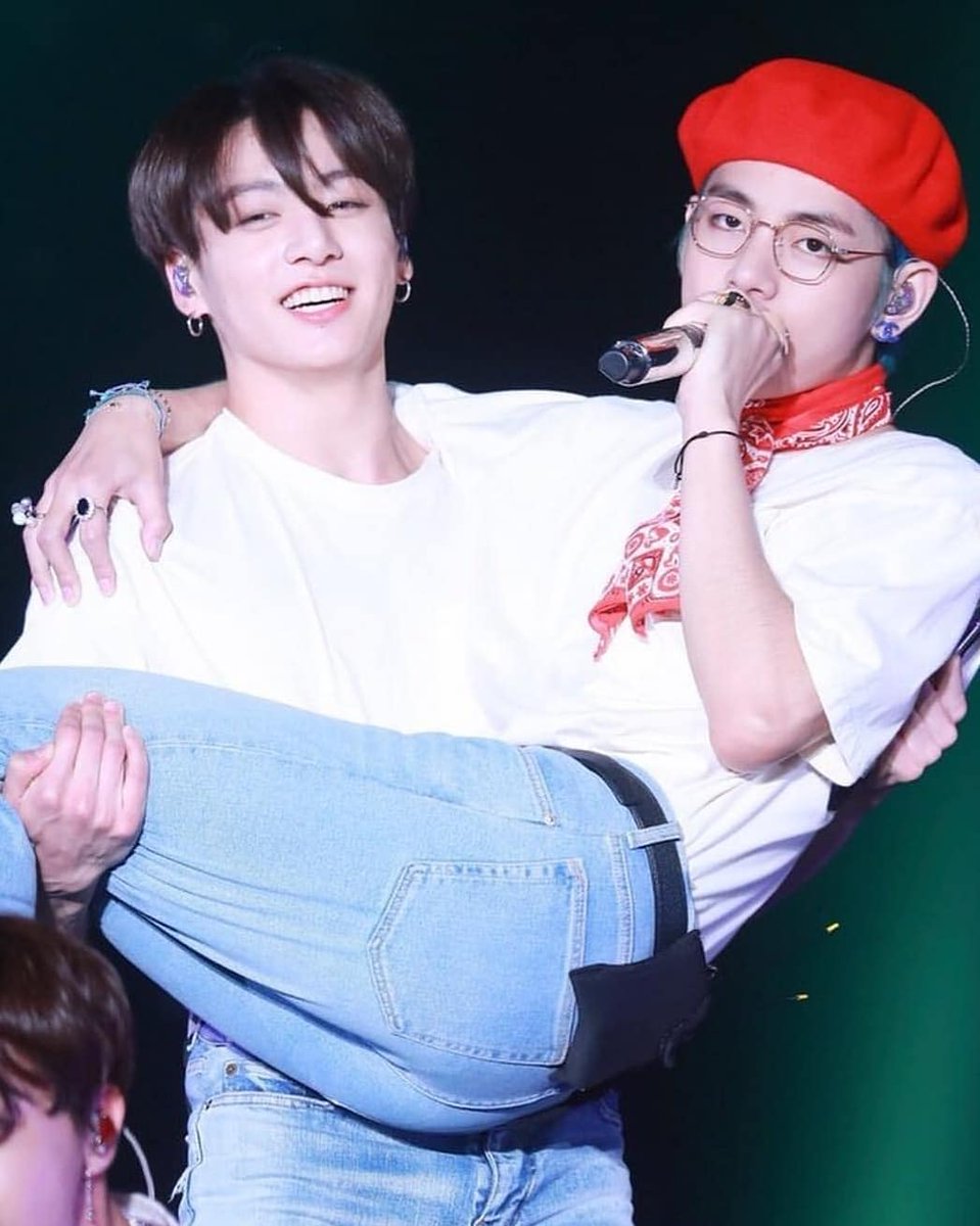 yoonginterlude7's tweet photo. Strong bunny is soooo happy after doing bridal pose 😭😭
🐰💜🐯
#taekook 
#JUNGKOOK 
#Taehyung 
#BTSinHongKong 
#BTS https://t.co/0o8JiyduOi