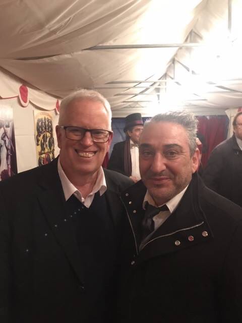 danilaryofficiel (@dani_lary) on Twitter photo Un honneur ...(le mot est faible) d'échanger quelques mots avec M. Eugène Chaplin, le fils du célèbre et grandiose vagabond Charlot. Aimez-vous le travail de <a href="/ChaplinOfficial/">Charlie Chaplin</a> ? Avez-vous vu nombreux de ses films ? Un honneur ...(le mot est faible) d'échanger quelques mots avec M. Eugène Chaplin, le fils du célèbre et grandiose vagabond Charlot. Aimez-vous le travail de <a href="/ChaplinOfficial/">Charlie Chaplin</a> ? Avez-vous vu nombreux de ses films ?