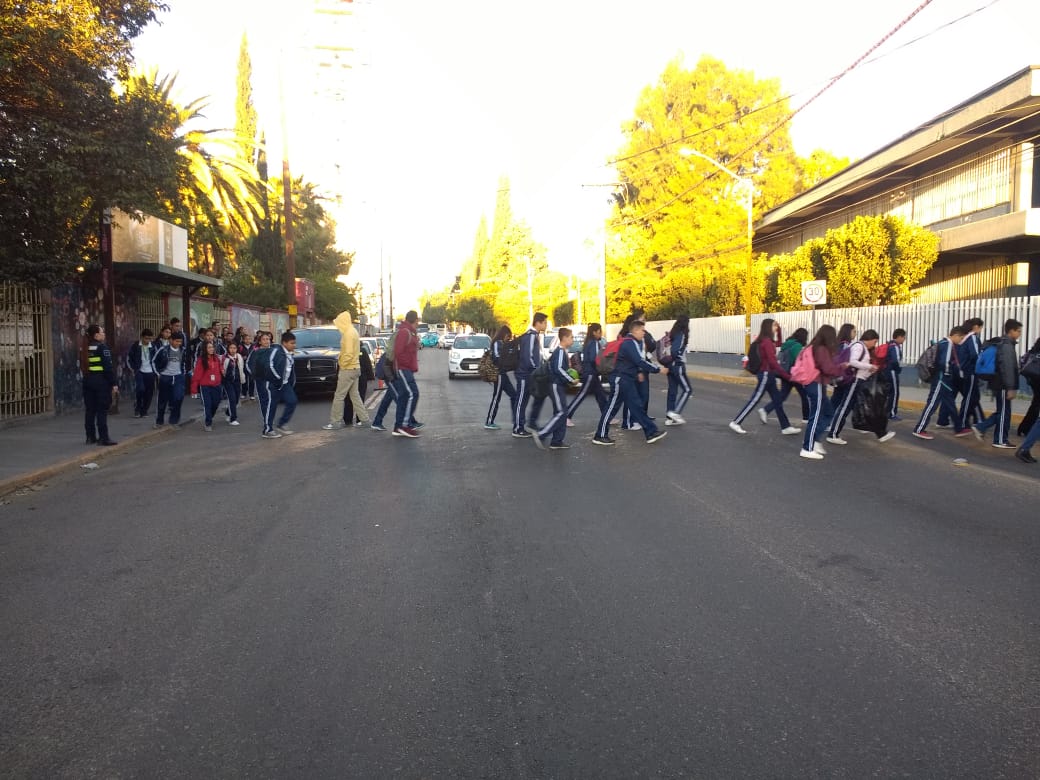 DMSPDGO's tweet photo. #EducaciónVial en apoyo de los alumnos y padres de familia de la Escuela Secundaria #ESIMA @esimad_es Por una nueva conciencia ciudadana. #ProxPol #SeguridadResponsabilidadCompartida #MilyUnaAcciones que generan prevención y seguridad. https://t.co/QQ7mnQzDn1