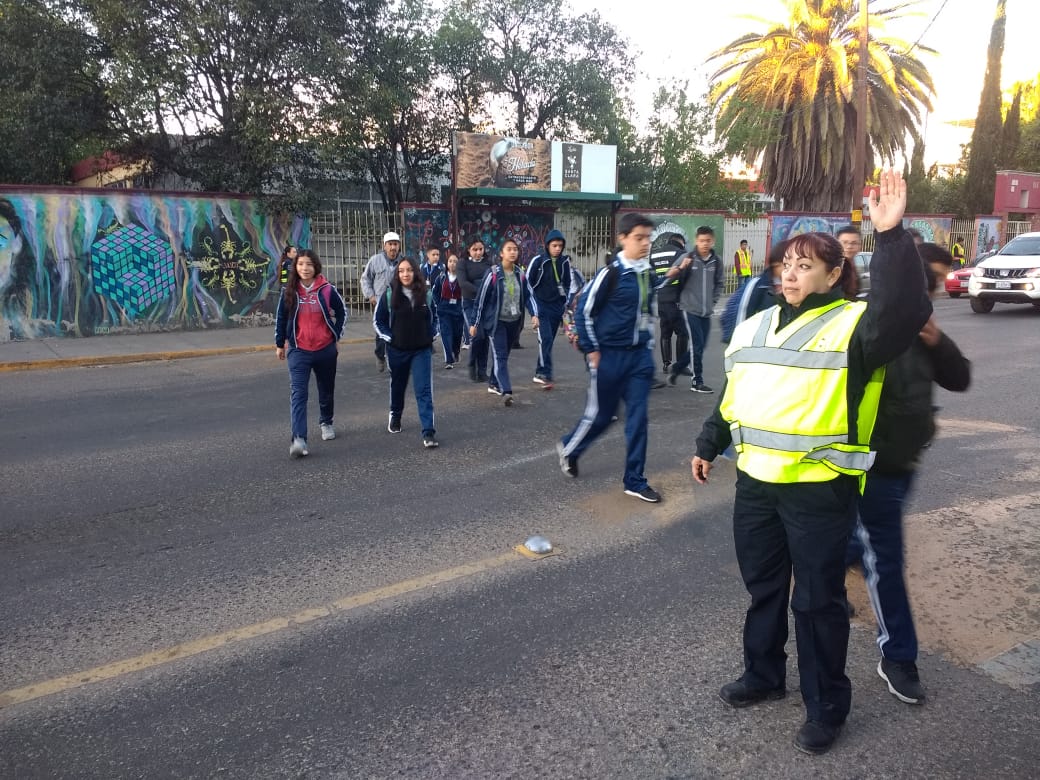 DMSPDGO's tweet photo. #EducaciónVial en apoyo de los alumnos y padres de familia de la Escuela Secundaria #ESIMA @esimad_es Por una nueva conciencia ciudadana. #ProxPol #SeguridadResponsabilidadCompartida #MilyUnaAcciones que generan prevención y seguridad. https://t.co/QQ7mnQzDn1