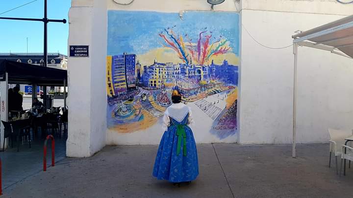 HOMENAJE A VALENCIA 🥘
La familia de <a href="/CirkuitPlanet/">Cirkuit Planet</a> ha aprovechado las recientes Fallas de Valencia para homenajear a la ciudad que con tanto cariño les acoge. Un precioso mural mirando al mar mediterráneo.
#Fallas2019