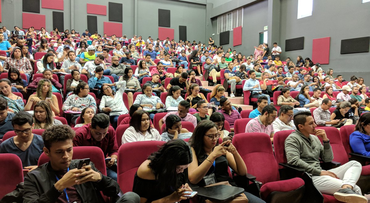 comunicaCUC's tweet photo. "No es crear redes sociales por crearlas, es saber estar en ellas como marca", expresa Marcela López en su intervención.

@marce_lp

 #EstrategiasDigitales #CucEmprende https://t.co/0pwA67Kwdc