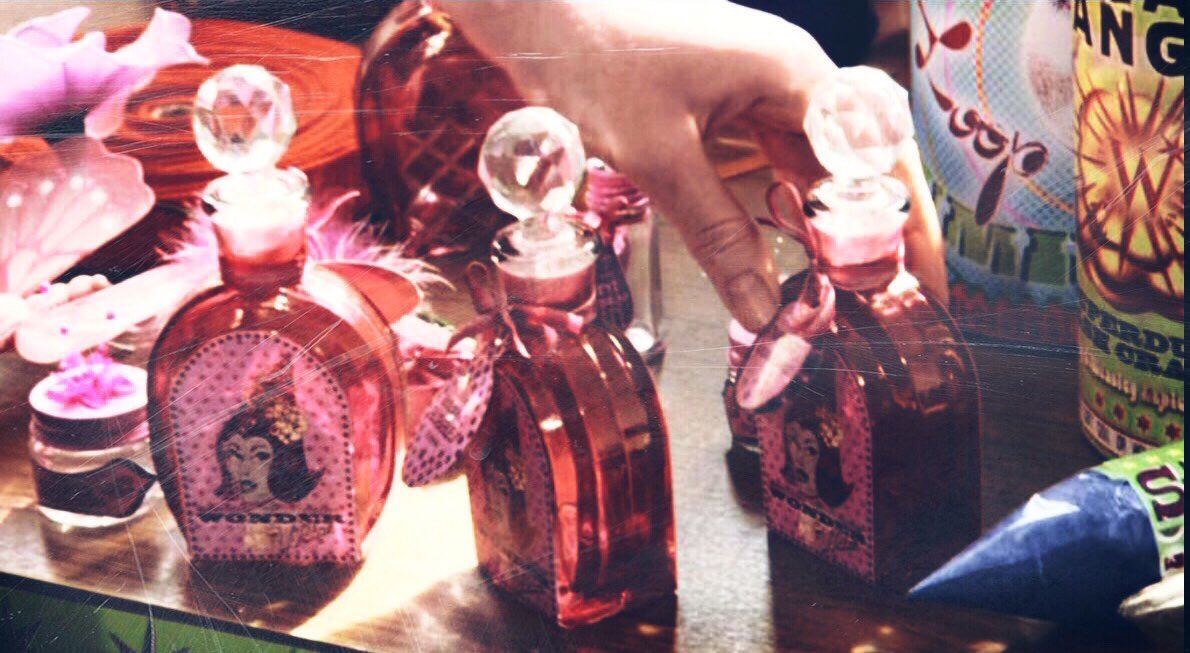 “ใครอยู่ช่วยเก็บกวาดงานเดี๋ยวแถมยาเสน่ห์ให้คนละขวดเลย” 

ใช้ไม้ตายเพราะไม่อยากโดนแม่ดุ 

#MooKrataParty #WizardingWolrdAU