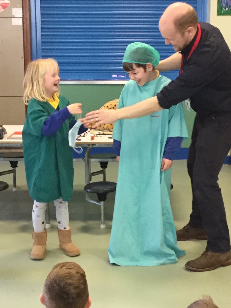 ysgolcominscoch's tweet photo. Learning all about looking after animals  for Foundation Phase pupils. Diolch Nigel o Filfeddygfa Ystwyth Vets  #caringforpets https://t.co/fsNU2XBBl7