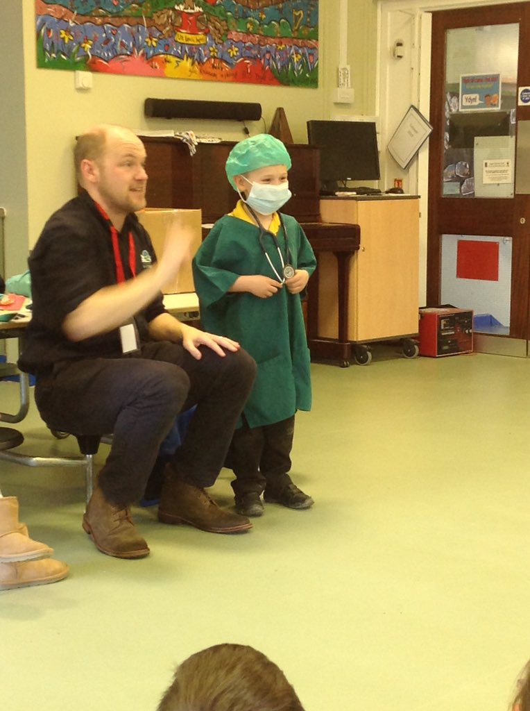 ysgolcominscoch's tweet photo. Learning all about looking after animals  for Foundation Phase pupils. Diolch Nigel o Filfeddygfa Ystwyth Vets  #caringforpets https://t.co/fsNU2XBBl7