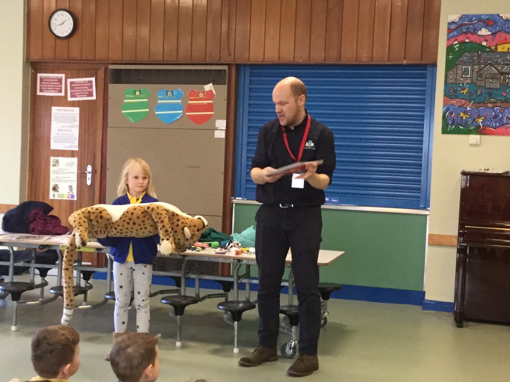 ysgolcominscoch's tweet photo. Learning all about looking after animals  for Foundation Phase pupils. Diolch Nigel o Filfeddygfa Ystwyth Vets  #caringforpets https://t.co/fsNU2XBBl7