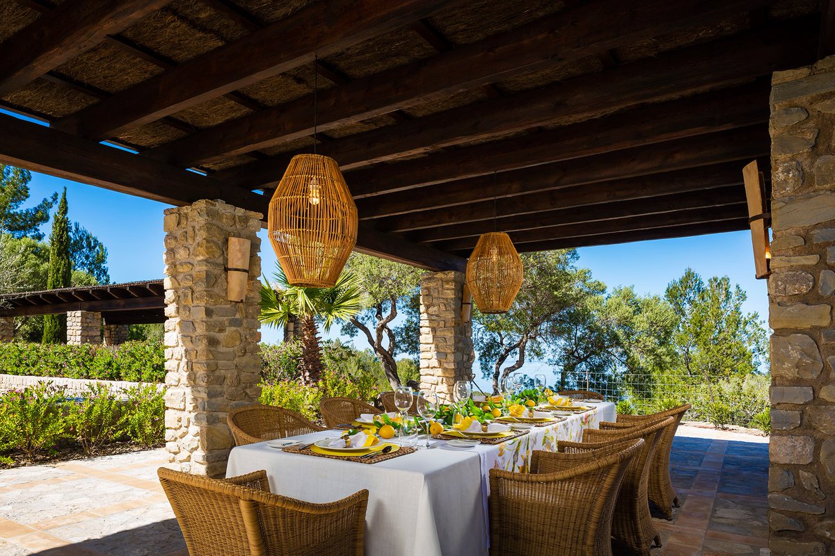 oxfordprivate's tweet photo. Son Balagueret is a beautiful 3 bedroom villa located on the picturesque island of Mallorca 🍋🌳
Enjoy the peaceful surroundings of vineyards, citrus orchards and olive groves whilst sampling fresh local produce prepared by your chef.
https://t.co/6RPLmhGClb #Mallorca #Villa https://t.co/a9k5D7igLI