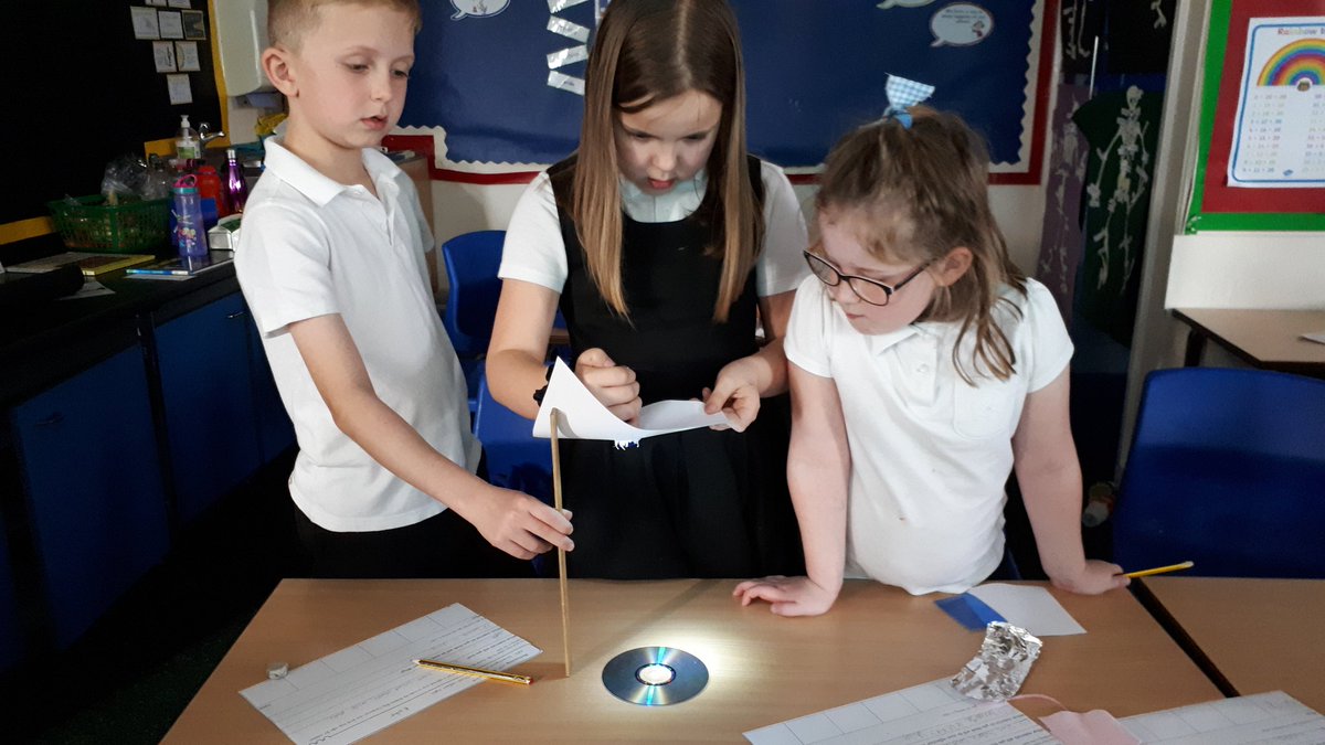 3Stakesby's tweet photo. Scientific enquiry in year 3 this afternoon. Which material is the most reflective? Some great thinking about how to create a fair test. @StakesbyAcademy https://t.co/LdL6lQp6HZ