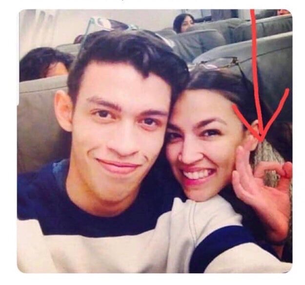 Wildwings77's tweet photo. Look! A White Supremeist ! 😳😳😳 https://t.co/56GKZTyWwg