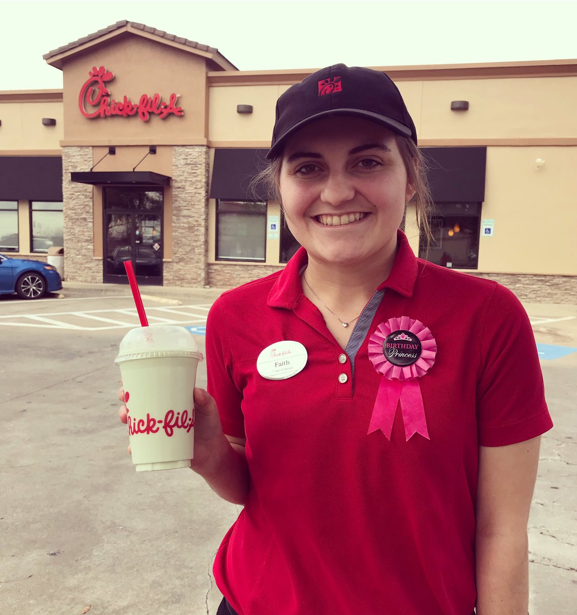 RowlettCFA's tweet photo. Happy Birthday to Faith! 🎉 Faith also just celebrated her one year anniversary serving with our Chick-fil-A Rowlett family, and you can primarily see her working with our drive thru operations! Today, she is showing off our new seasonal Frosted Key Lime! #cfarowlett #cfabirthday https://t.co/9S14KWmzjF