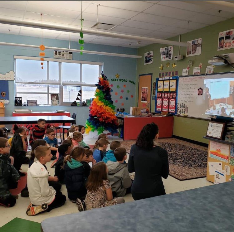 MtLaurelEA's tweet photo. ICYMI: Amazing collaborative @Googlehangout tactile art lesson focusing on life w/o sight &amp; Braille. LM's Mrs. Paccione &amp; her sister-in-law, @SWSDistrict's Ms. Vanessa Paccione, worked w/ Mrs. Dalia, our sensory impaired teacher to help students develop new perspectives!  @NJEA https://t.co/u25vFxPYsg