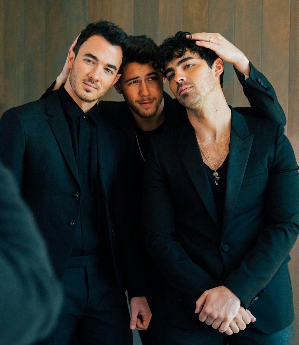 Lonelywarrior3's tweet photo. En mi idea de paraíso los Jonas Brothers te dan la bienvenida vistiendo de traje. https://t.co/U8jaTVgsBa