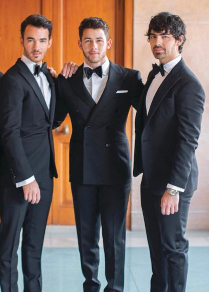 Lonelywarrior3's tweet photo. En mi idea de paraíso los Jonas Brothers te dan la bienvenida vistiendo de traje. https://t.co/U8jaTVgsBa