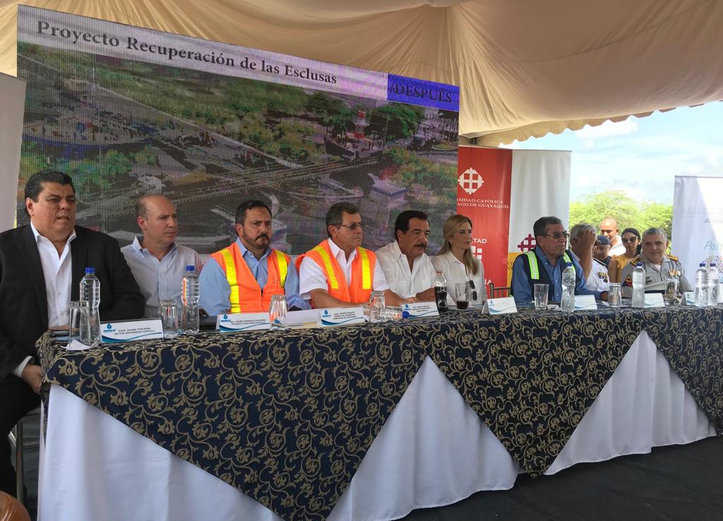 PuertoGye's tweet photo. Ministro @AurelioHidalgoZ, Alcalde @jaimenebotsaadi, Gerente de #APG  @damianvelasco y representantes de @emapagye y #Astinave participan del  evento de inspección de los trabajos que se ejecutan en la  #RehabilitaciónEsclusas y puente sobre el Estero Cobina. https://t.co/xTXjyjEwWt