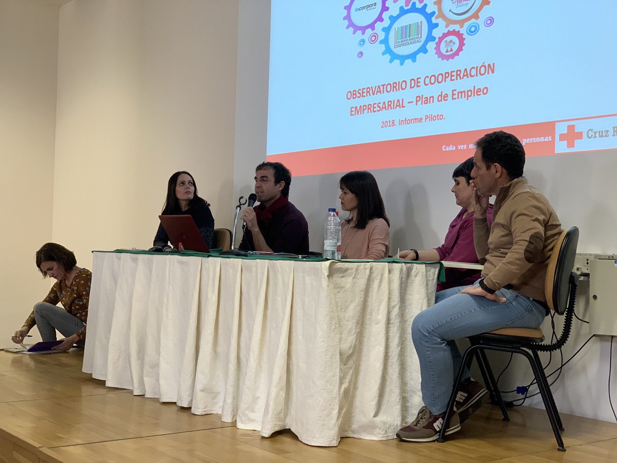 LaraVidalGlez's tweet photo. Hablamos de la Cooperación Empresarial y la estrategia común que debemos dibujar para las colaboraciones, y vemos buenas prácticas territoriales. #RetoSocialEmpresarial Equipazo en esa mesa: Carolina Conde, Javier, @evamariamaria99, @PeriCalzado y Julia. 👍🏻👍🏻👍🏻#PlanEmpleoCruzRoja https://t.co/xFqPSUGSJw