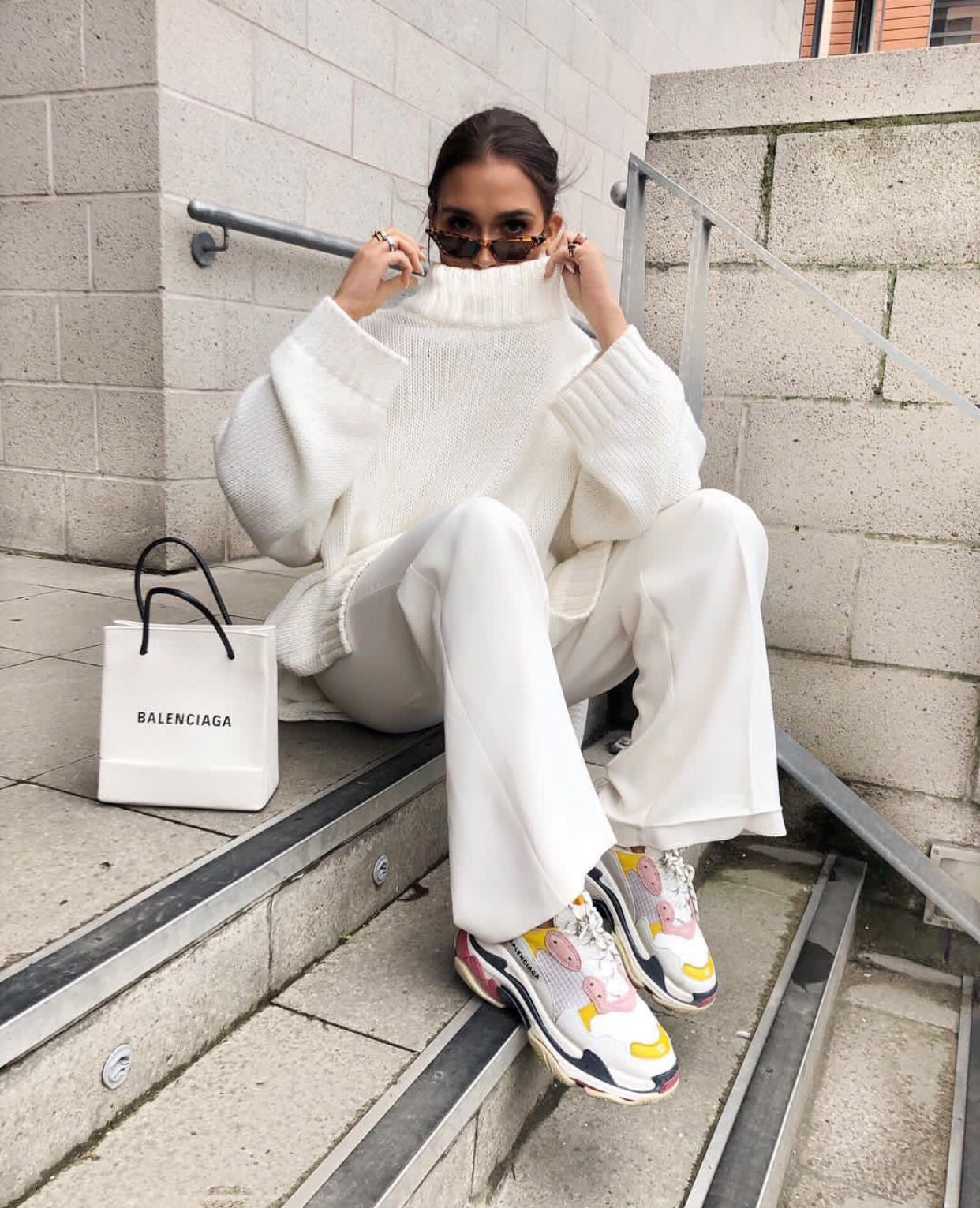 slack oxiderer Menagerry femininitē on Twitter: "Alicia Roddy wearing Balenciaga shoes and bag,  Topshop pants and H&amp;M sweater. https://t.co/Ljf6iFqG5n" / Twitter