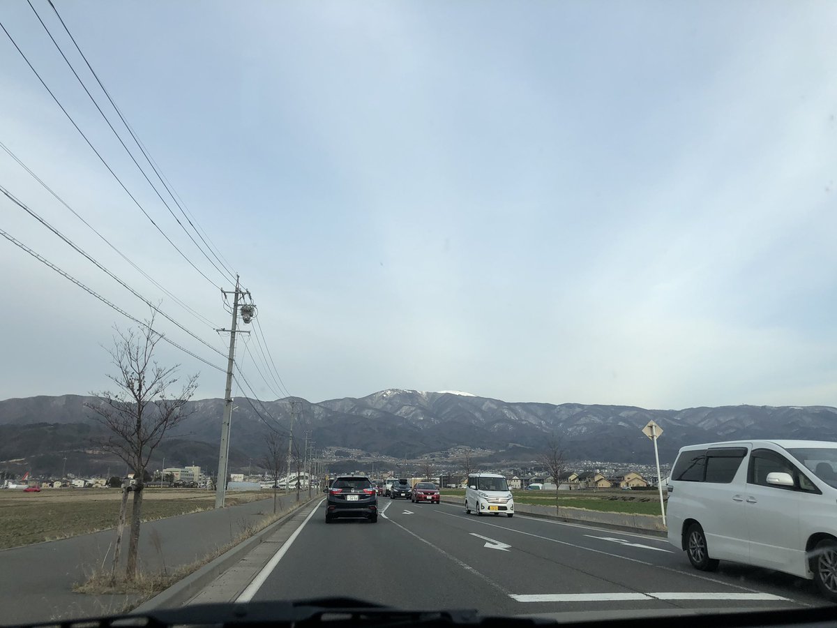 mnkr_msk's tweet photo. 3月そんなに忙しくないと思ってたけど引っ越しが案外忙しくて…。

引っ越し先の天気が良かったのでパシャり。
陸の孤島だよー山に囲まれてて逃げられない感。いやこの感じも嫌いじゃないが。 https://t.co/dzownqHbkM