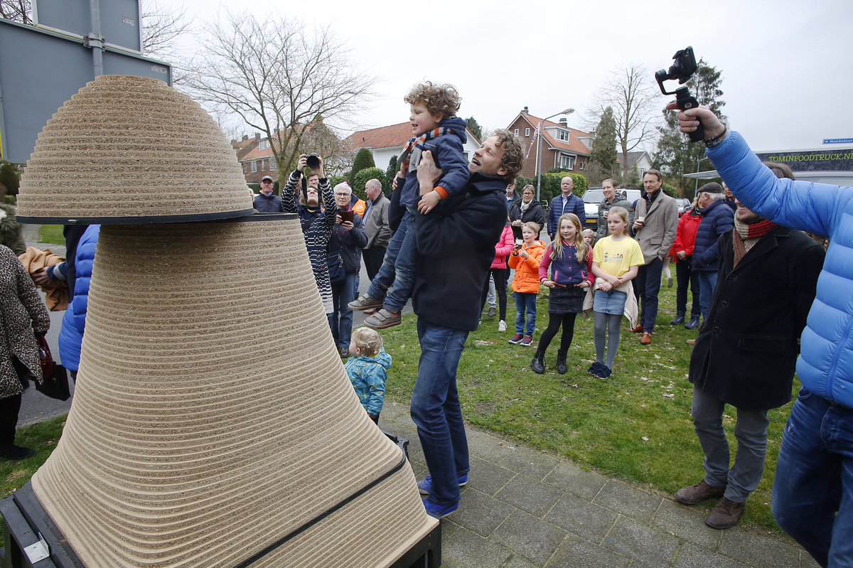 Vandaag werd in Hilversum een wormenhotel onthuld. Daar kan de buurt zijn gft afval in kwijt. Dat vinden de wormen lekker. Het is een stevig bouwwerk en dus ook hufterproof. Een leuk initiatief. #wormenhotel
