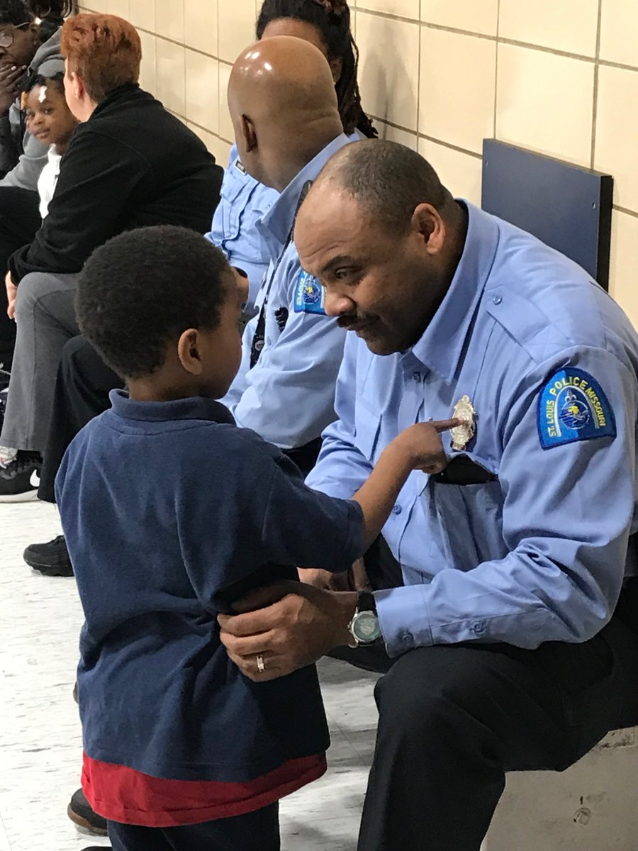 SLMPD's tweet photo. This morning our Juvenile Division got to spend some quality time with the students at Peabody Elementary School. Our Juvenile Detectives have been going out and hanging out with children at various St. Louis Public Schools twice a month since September. @SLPS_INFO https://t.co/KhvdbgZIuE