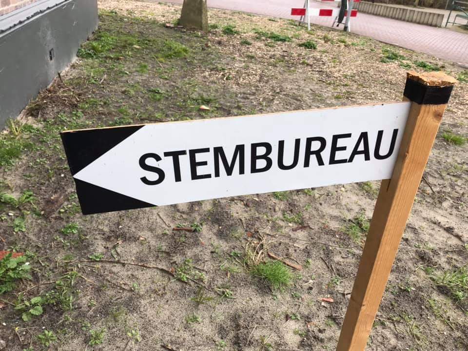 Vandaag zijn de #verkiezingen. In de vlindertuin hebben we hier vandaag aandacht aan besteed. We hebben in de klas een #debat gevoerd met verschillende stellingen en we hebben een kijkje genomen bij het #stembureau in #Westerbroek <a href="/Aalmanshuus/">Aalmanshuus</a> <a href="/Middengroningen/">Midden-Groningen</a>  #po