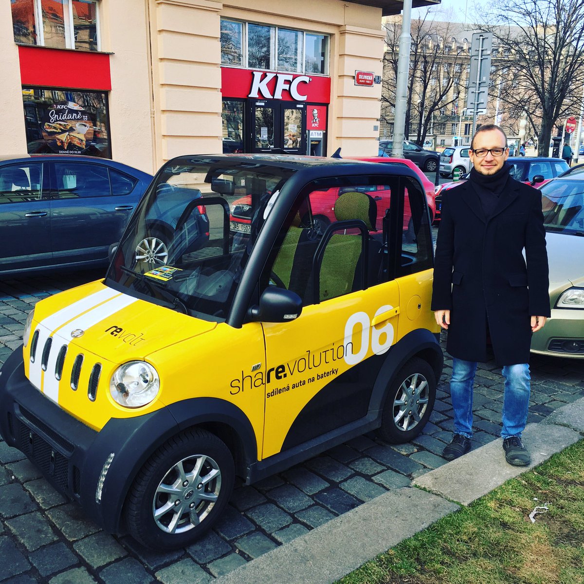 akomarnicky's tweet photo. Re.volt #carsharing je pecka. 👍 Po Praze jezdím nově elektrikou snadno a rychle. Navíc parkuju, kde chci.

#revoltcarsharing #inovation #electromobility #car #traffic #electriccar #cistamobilita #savetheplanet #prague #praha #cityofprague #czech #host #komarnicky #moderator https://t.co/GPoUBe49FK