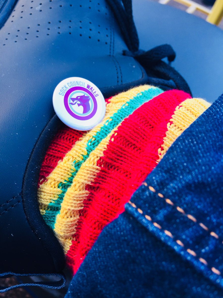 oldwelshpins's tweet photo. Unpacked these from @sockcouncil today en route to Wrexham, come with a cheeky button badge, bonus.
.
.
#waltto #wrexham #racecourse
#cymru #wales #faw #walgoch #theredwall #welshfootball #togetherstronge #badge #footballpin #bathodyn #football #walesaway #walesbadge #oldwelshpin https://t.co/JawQCADz2x