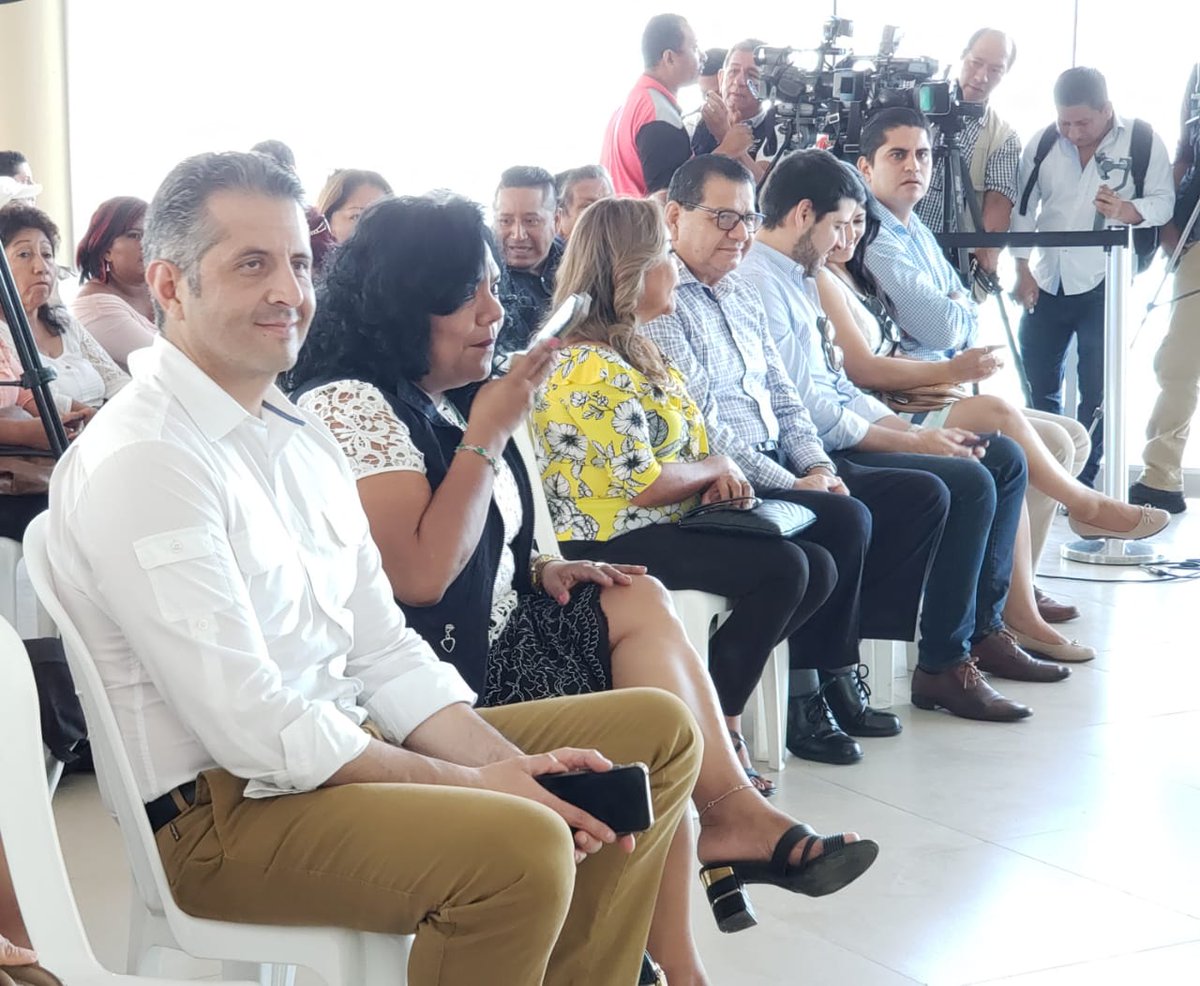 Secob_Z6's tweet photo. Ing. @JoheJaramilloH acompaña al Presidente del Directorio de #BanEcuador, Ing. @JorgeWated en la entrega de créditos a comerciantes y productores de la provincia de Santa Elena.  #OttoEnTuProvincia https://t.co/501WhKaQBM