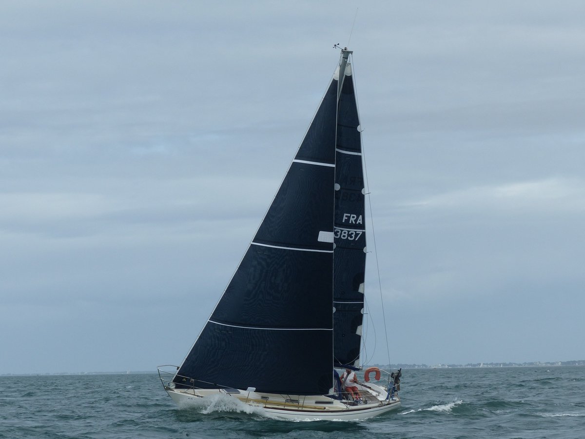 Un Centurion 32 équipé All Purpose ! Elles sont belles ces voiles ! #plaisance #croisiere