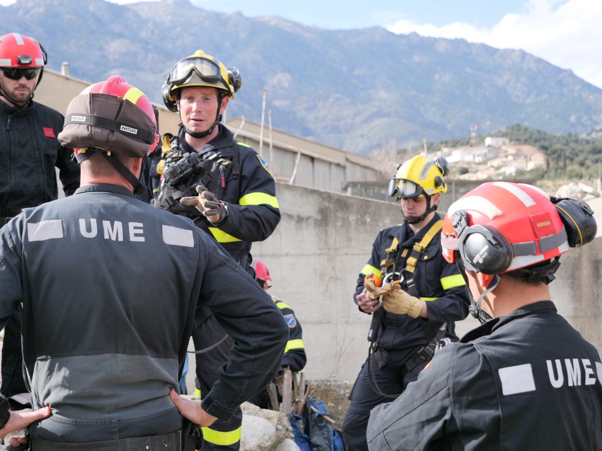 UMEgob's tweet image. #Córcega. Los ejercicios de búsqueda y rescate urbano en los que participan los equipos #USAR🚧 de la #UIISC5 🇫🇷 y el #BIEM3 🇪🇸 muestran el compromiso y buen entendimiento entre ambas unidades militares especializadas en emergencias 🚨