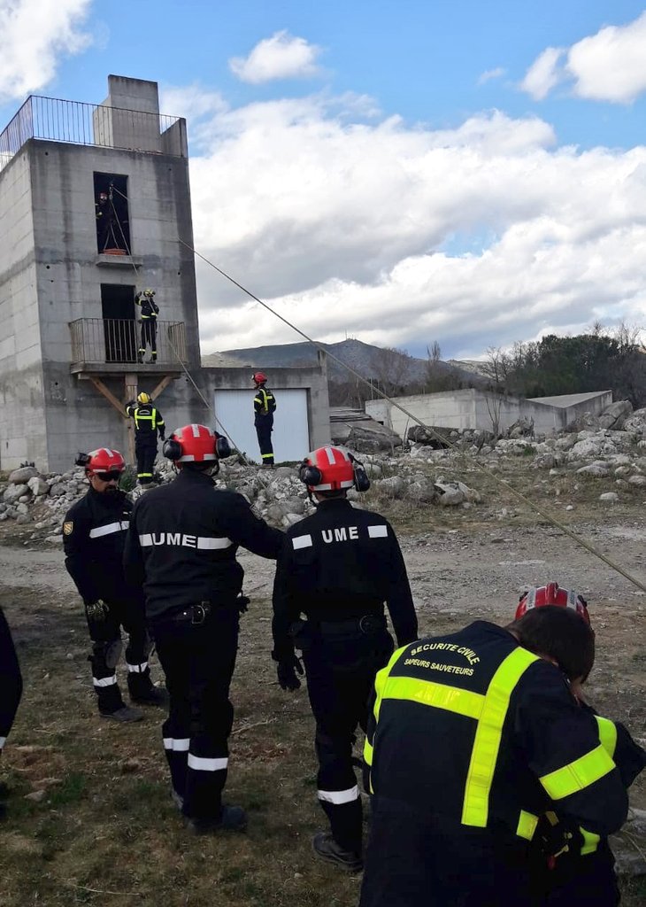 UMEgob's tweet image. #Córcega. Los ejercicios de búsqueda y rescate urbano en los que participan los equipos #USAR🚧 de la #UIISC5 🇫🇷 y el #BIEM3 🇪🇸 muestran el compromiso y buen entendimiento entre ambas unidades militares especializadas en emergencias 🚨