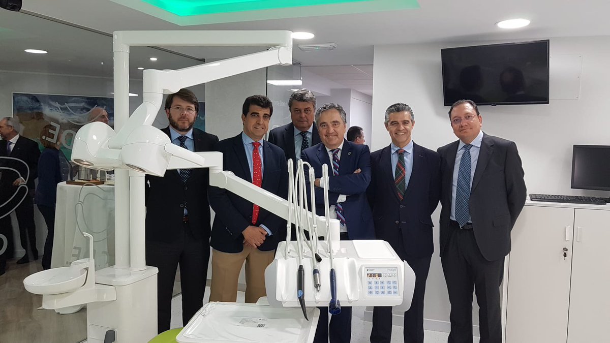 dentistas_ext's tweet photo. Desde el @dentistas_ext damos las GRACIAS a @HenrySchein_Esp y a su delegado, Raúl Delgado, por habernos donado un sillón dental al que seguro daremos buen uso durante nuestra formación. 👏👏😁

#DentistasExtremadura https://t.co/54GzI17zb4