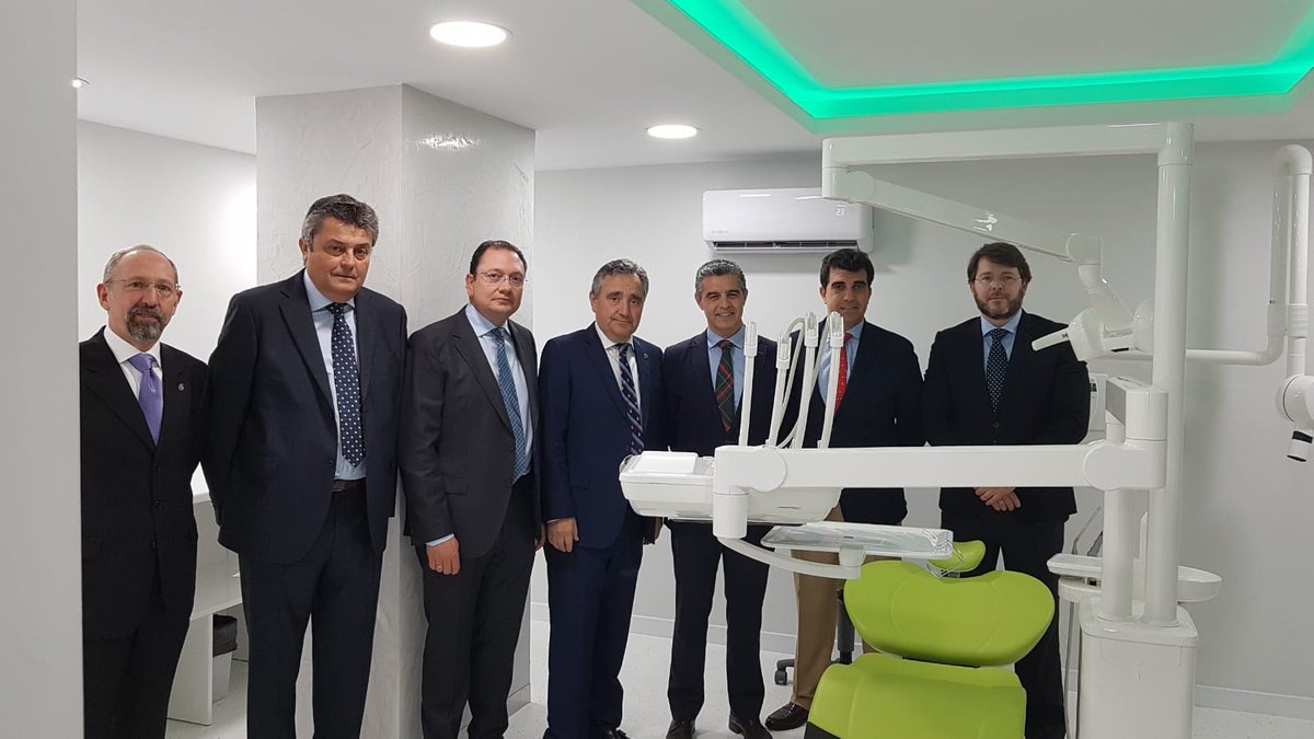 dentistas_ext's tweet photo. Desde el @dentistas_ext damos las GRACIAS a @HenrySchein_Esp y a su delegado, Raúl Delgado, por habernos donado un sillón dental al que seguro daremos buen uso durante nuestra formación. 👏👏😁

#DentistasExtremadura https://t.co/54GzI17zb4