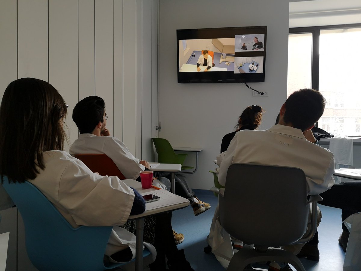 AjarLille's tweet image. Formation d’introduction à l’annonce diagnostique médicale : les internes se prêtent au jeu de rôle lors des ateliers de simulation.

#SimulationMedicale #Anesthesie #Reanimation #Medecine #internat #LILLE #presage #ADIAMED #DESAR #MIR @CHU_Lille