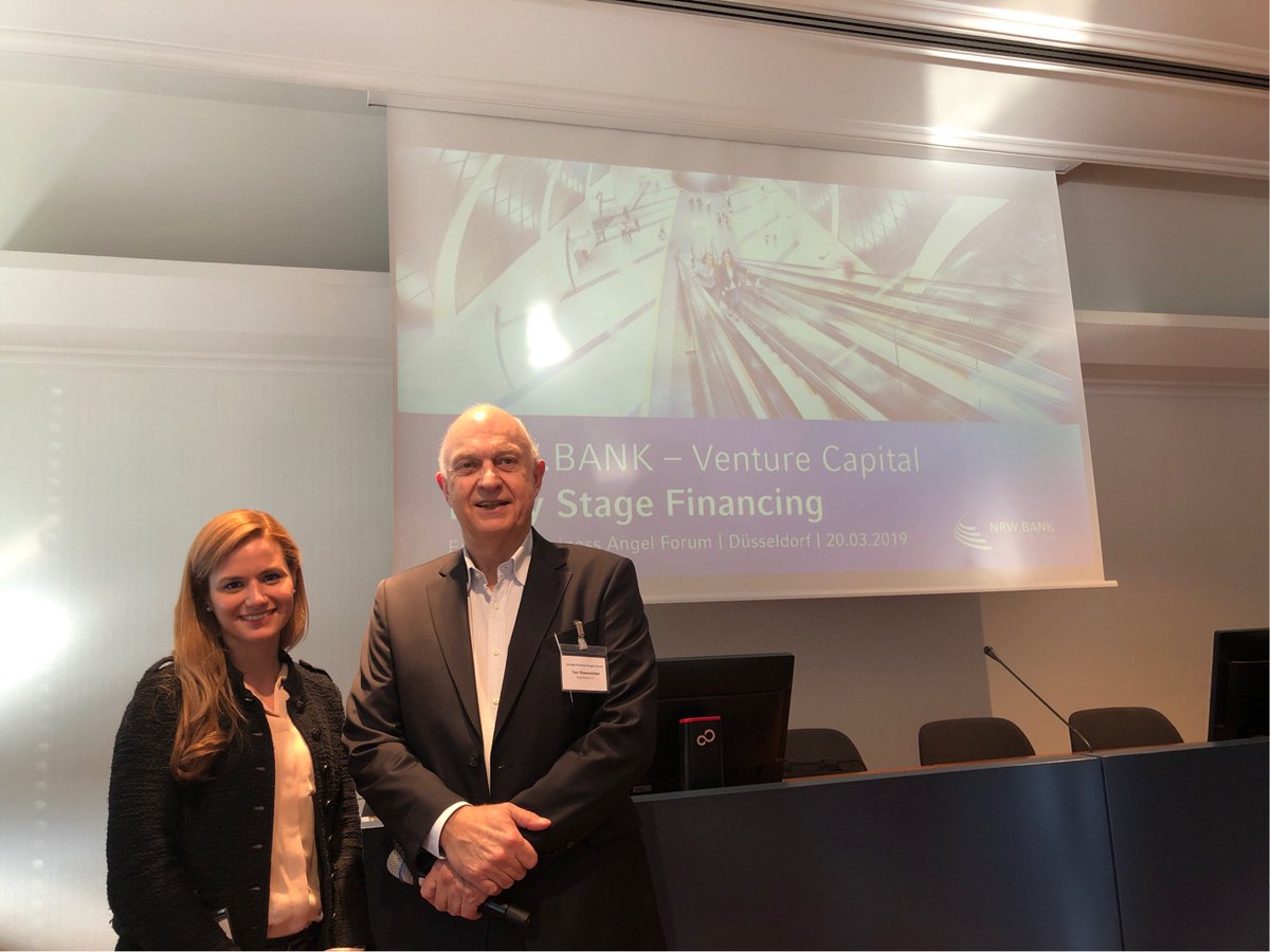 Elmedina Blaca von der #NRWBANK stellt auf  dem"Euregio Business Angels  Forum" Finanzierungsmöglichkeiten für #Startups in der Frühphase vor. Mit ihr auf dem Bild: Ton Steenwinkel von <a href="/AngelengineE/">AngelEngine e.V.</a> #gründung #bewegtNRW /ck