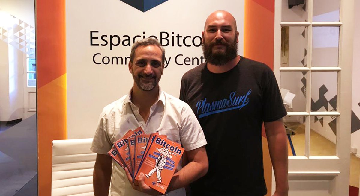 BitcoinAR's tweet photo. 📙 La semana pasada nos visitó Javier Tolj y nos donó copias de su libro Bitcoin: ¿Qué? ¿Cómo? ¿Cuándo? ¿Dónde? ¿Por qué?, donde explica definiciones de conceptos sobre la tecnología #Bitcoin. 🙌 ¡Muchas gracias Javier! 
#BitcoinAR https://t.co/J6WiYNa9Ik
