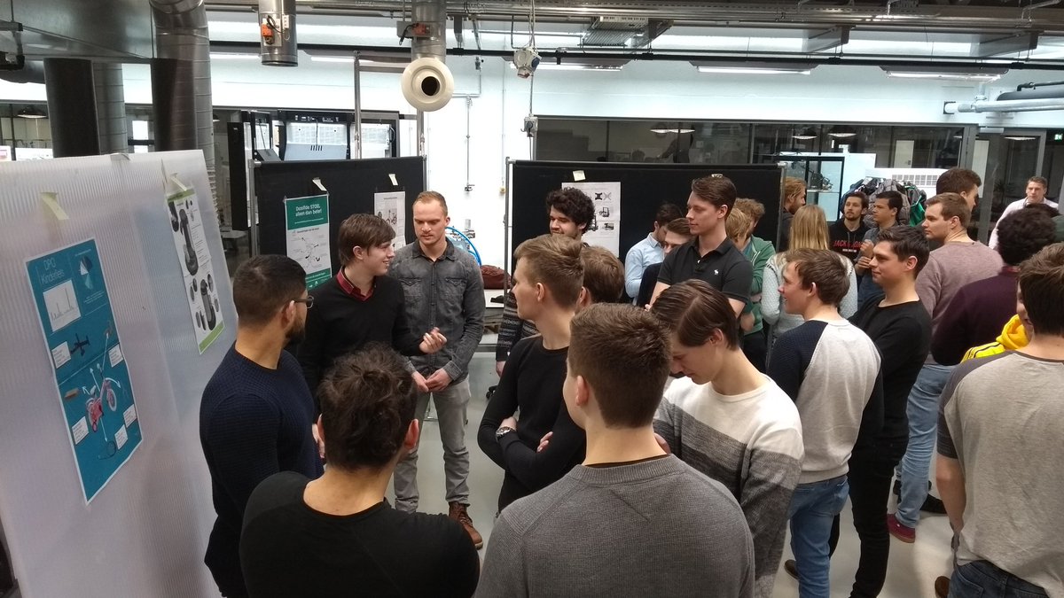 RemconS's tweet photo. Afronden van WTB-cursus Duurzame Productontwikkeling met posterpresentaties, hoe kan je herontwerpen voor een hogere bedrijfszekerheid en lagere milieu-impact? #huied https://t.co/QTy3RcZavZ