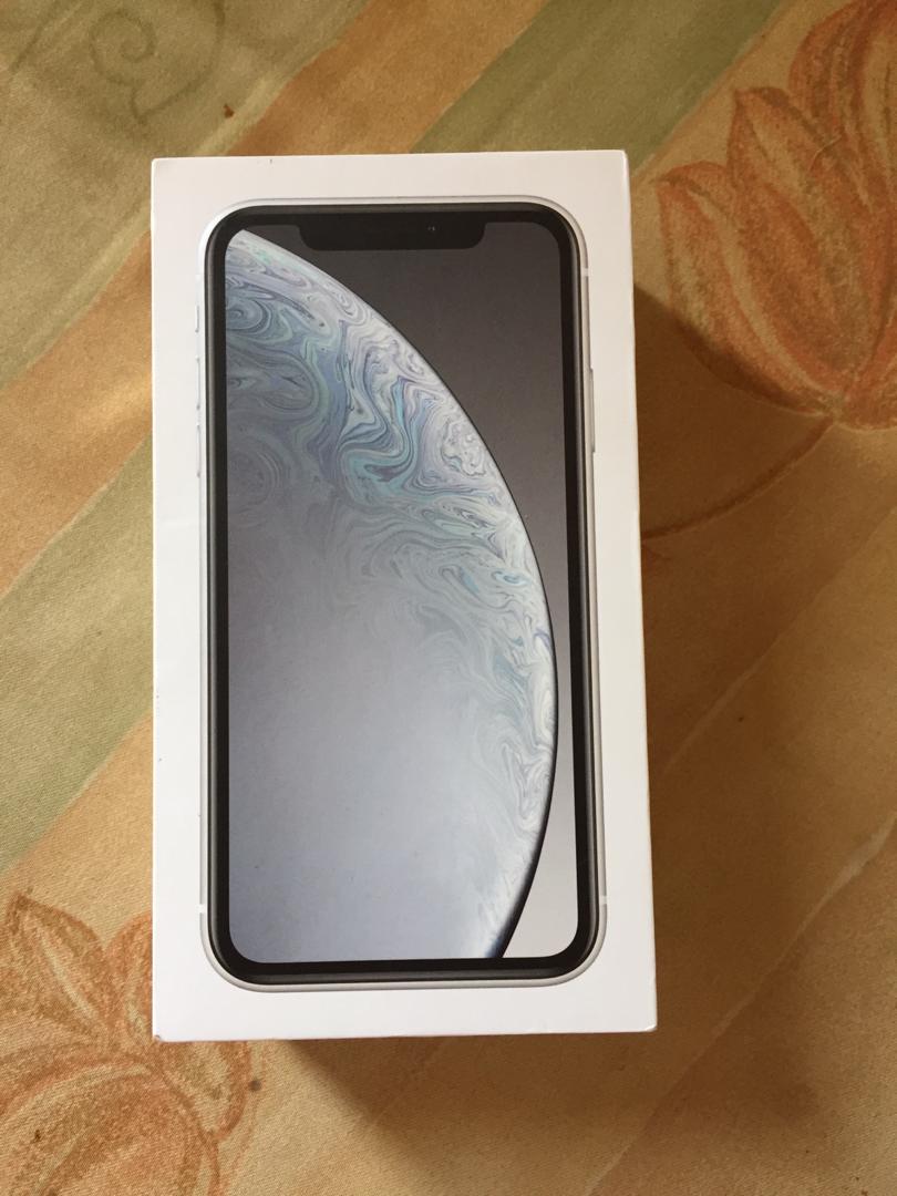 MultimediaSen's tweet image. Iphone Xr Blanc 64Gb officiel neuf dans sa boite avec tous ses accessoires d'origines à 440000Fcfa
Contact: 771109454 ou whatsapp