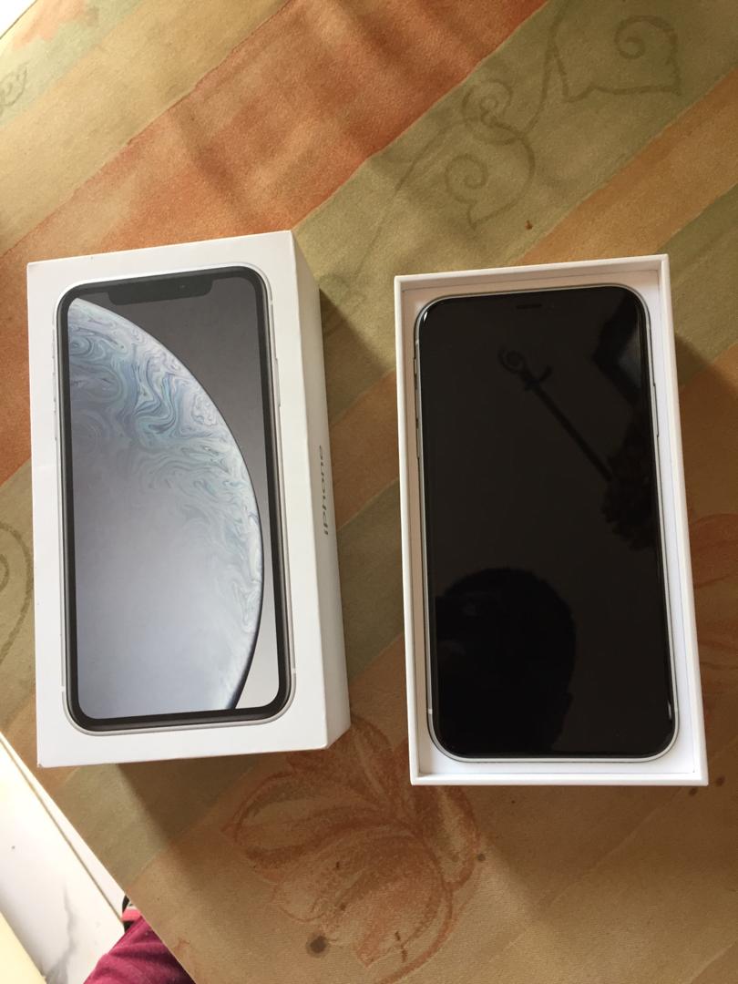 MultimediaSen's tweet image. Iphone Xr Blanc 64Gb officiel neuf dans sa boite avec tous ses accessoires d'origines à 440000Fcfa
Contact: 771109454 ou whatsapp