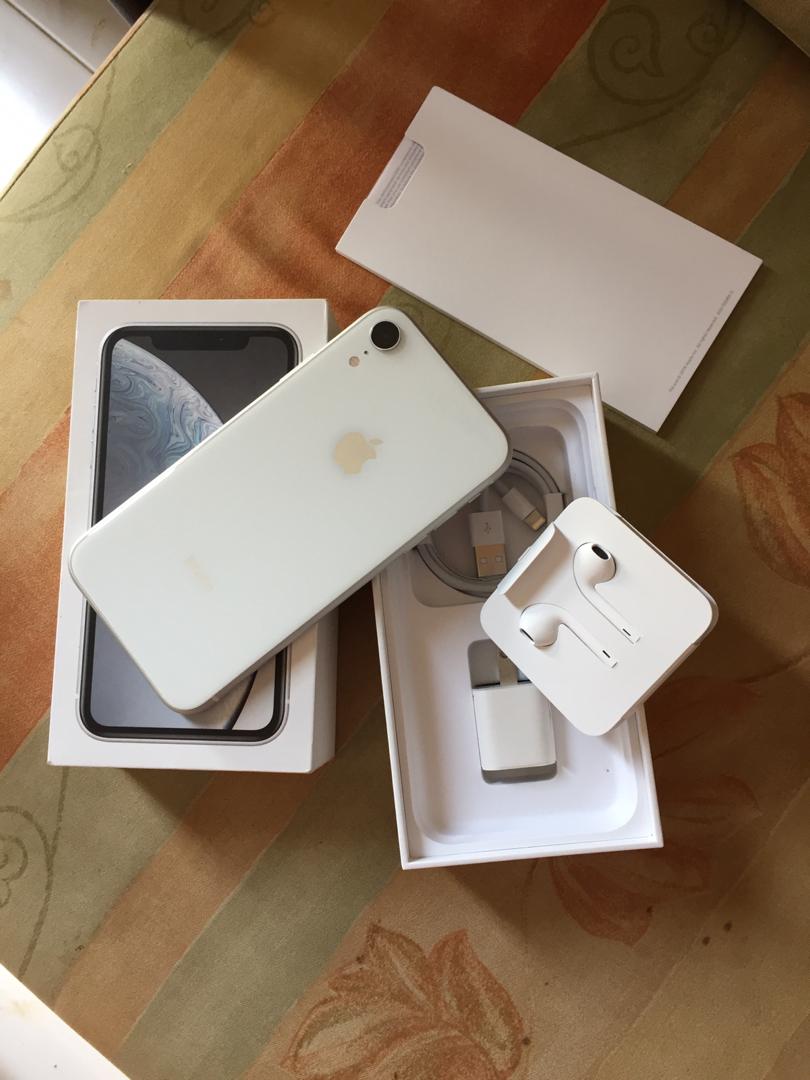 MultimediaSen's tweet image. Iphone Xr Blanc 64Gb officiel neuf dans sa boite avec tous ses accessoires d'origines à 440000Fcfa
Contact: 771109454 ou whatsapp
