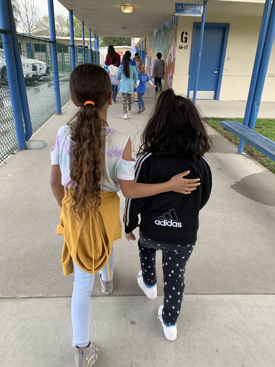 MrsWhitcombEDU's tweet photo. Heading to our constellation rooms. Warms my heart to see the buddies guiding one another along during #LEADTime. @atlaselem #VUSDStrong https://t.co/A6oKaJqMe7