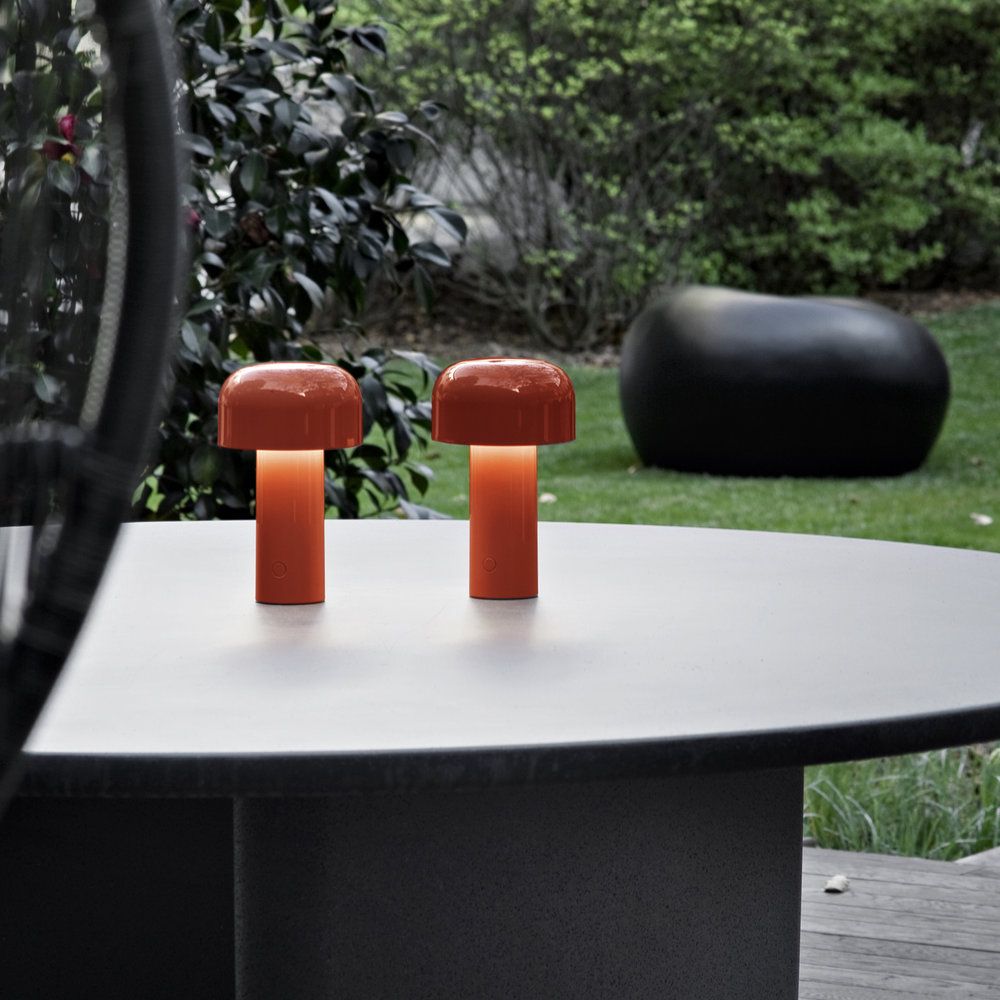 lucialighting's tweet image. Evoking the spirit of a candle, the Bellhop can be carried from room to room, casting a pool of direct light wherever it goes. Portable and wireless, it charges via a micro USB-C and holds a charge for up to 24 hours.  buff.ly/2tT3REw #Lighting #Portable #CoolLights