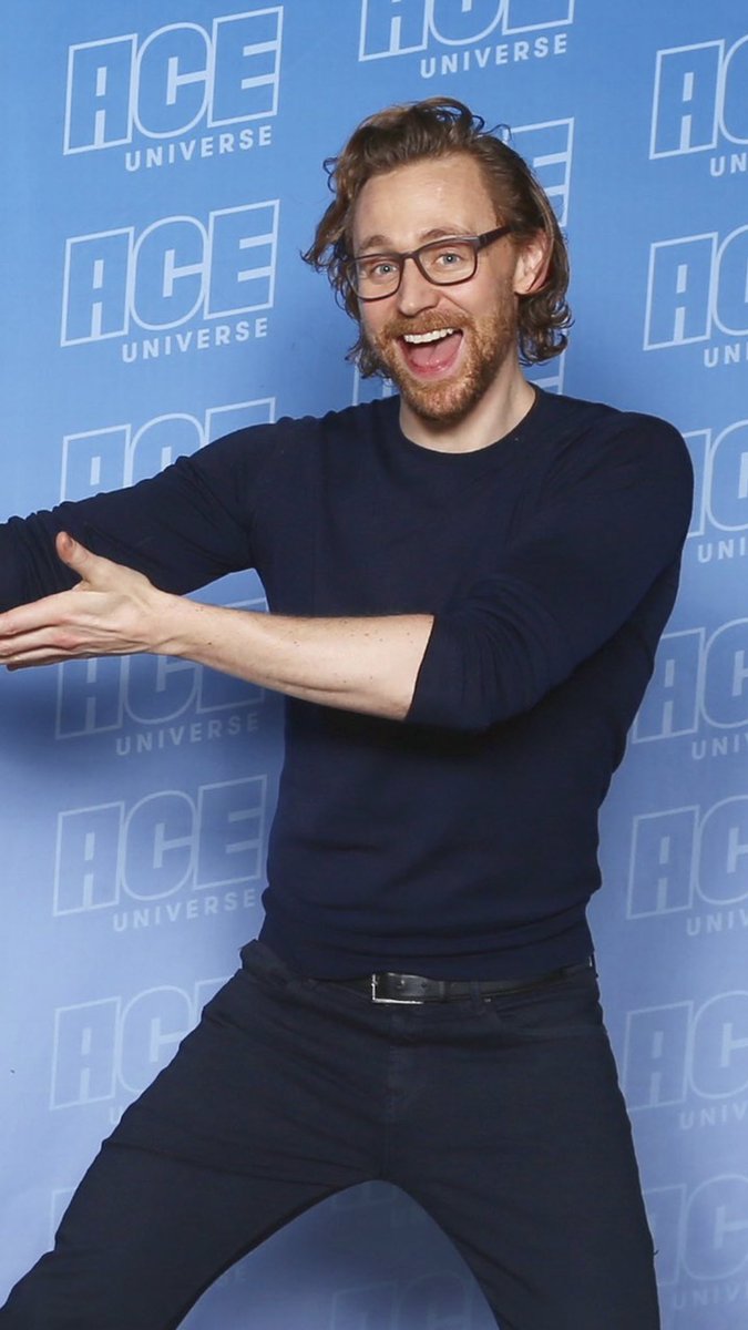 wholockiantrash's tweet photo. #HiddlesCons @HiddlestonSpam
Tom Hiddleston at cons feat. Navy Blue Jumper π https://t.co/LylPBXVyxc